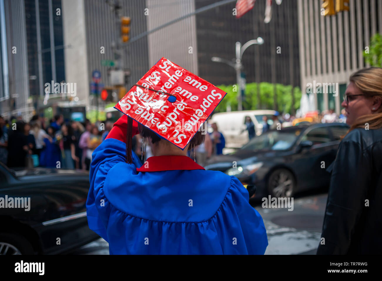 Sehr junge Absolventen aus der Mode Institut für Technologie, um mit ihren Freunden und Familien außerhalb der Radio City Music Hall in New York am Mittwoch, den 22. Mai 2019 nach Beginn Übungen der Hochschule. (© Richard B. Levine) Stockfoto