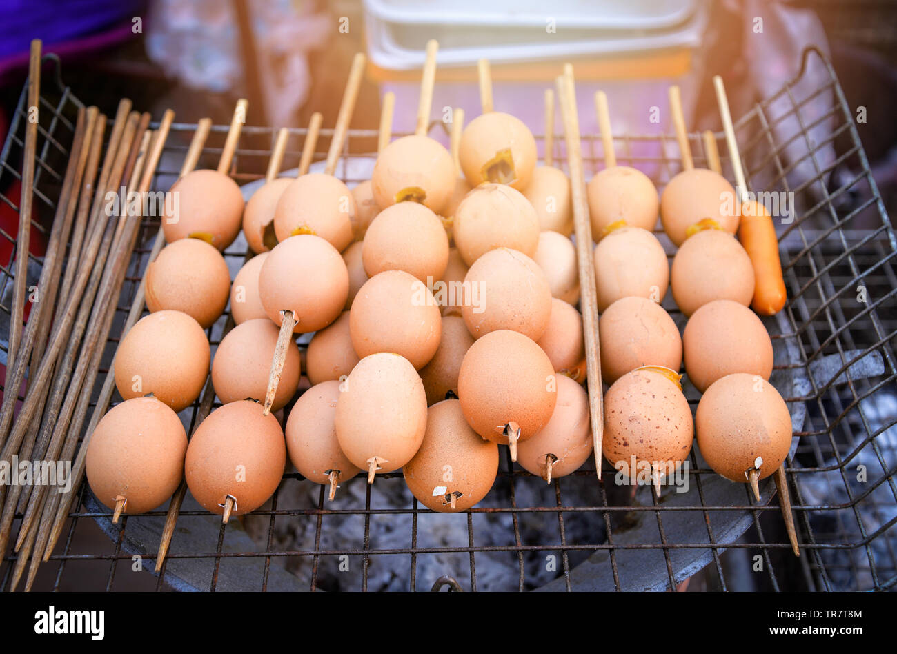 Eier vom Grill mit Bambusstab auf Grill heißen Herd in Street Food Markt  Thailand/ei Würzen Stockfotografie - Alamy