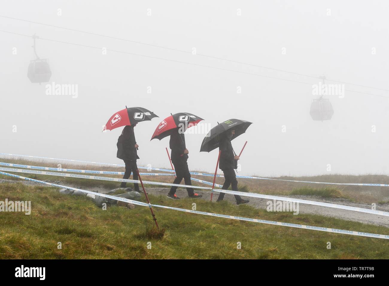 Nevis Range Mountain Resort, Fort William, Schottland, Großbritannien. 30 Mai, 2019. de Wetter - starker Regen und Nebel für Konkurrenten an der Nevis Range, Fort William, wie sie ihren Weg gehen, einen ersten Blick auf die Spur vor diesem Wochenende UCI Mountainbike Weltcup Credit: Kay Roxby/Alamy leben Nachrichten Stockfoto