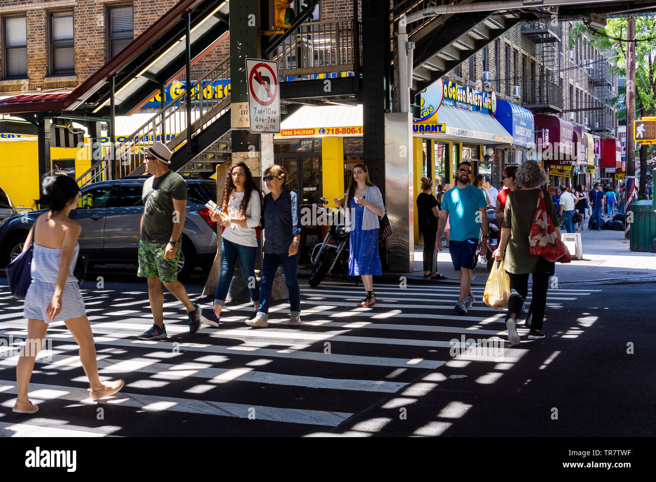 Geschäfte und Aktivitäten in der Astoria Stadtteil Queens in New York am Montag, den 27. Mai 2019. (© Richard B. Levine) Stockfoto