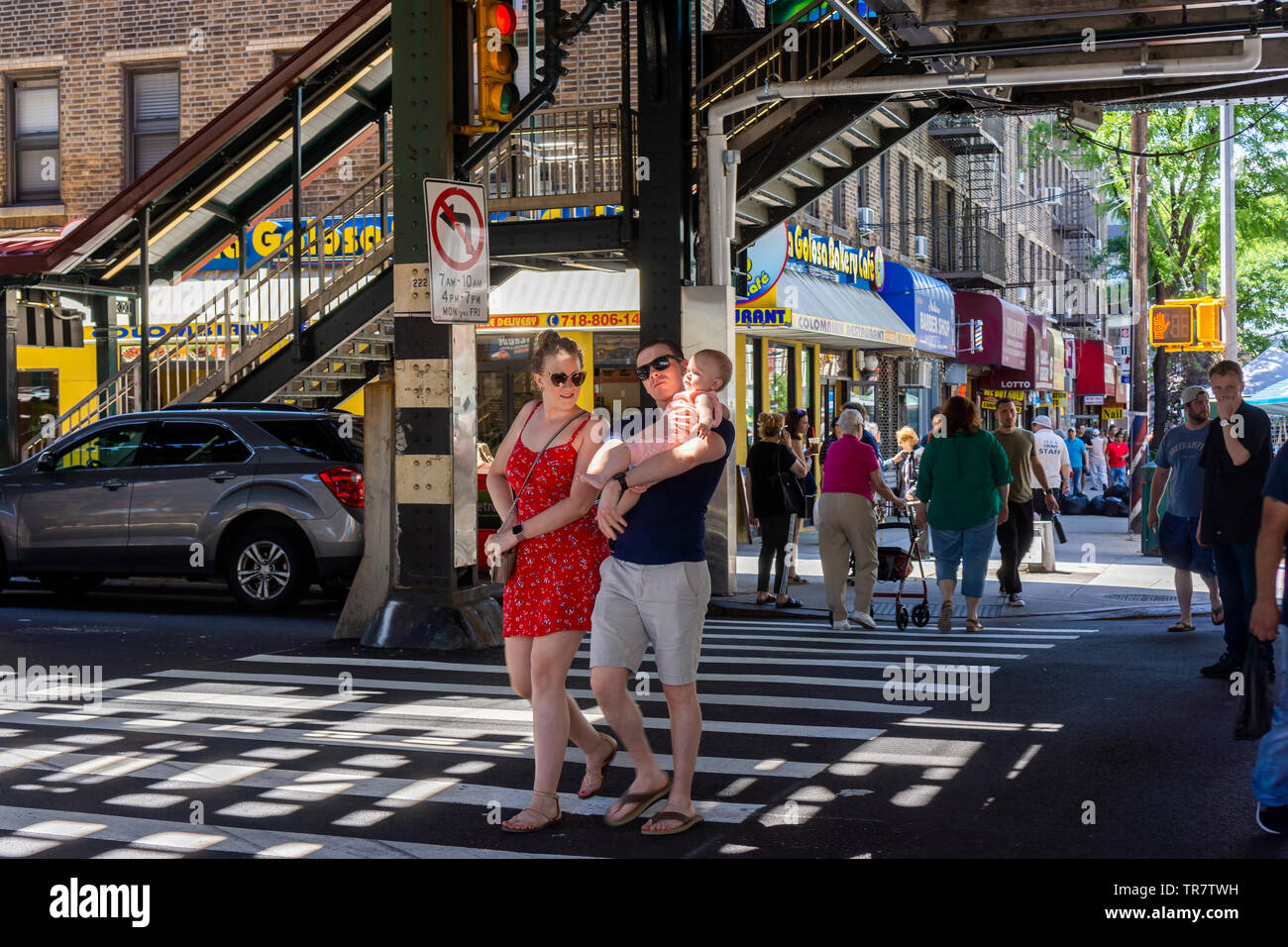 Geschäfte und Aktivitäten in der Astoria Stadtteil Queens in New York am Montag, den 27. Mai 2019. (© Richard B. Levine) Stockfoto