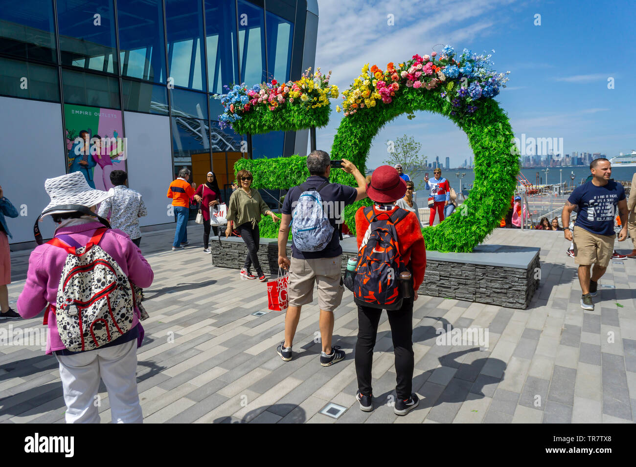 Shopping in der neu eröffneten Empire Outlets Mall in Staten Island in New York am Samstag, den 25. Mai 2019. Empire Outlets ist das erste Outlet Mall innerhalb der fünf Boroughs von New York ein Dis befindet sich nur ein paar Schritte von der Staten Island Ferry Terminal. (© Richard B. Levine) Stockfoto