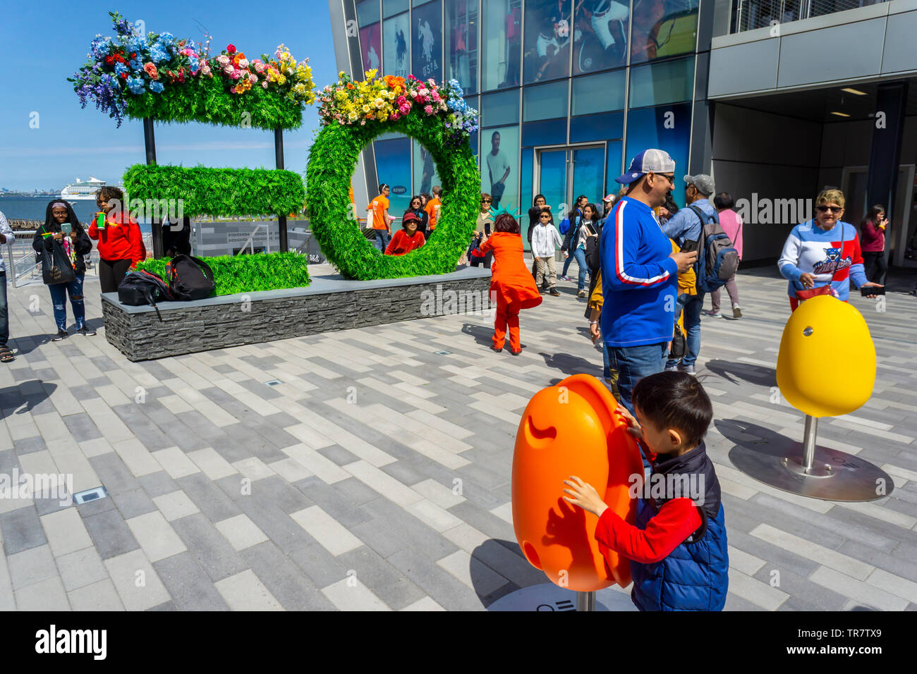 Shopping in der neu eröffneten Empire Outlets Mall in Staten Island in New York am Samstag, den 25. Mai 2019. Empire Outlets ist das erste Outlet Mall innerhalb der fünf Boroughs von New York ein Dis befindet sich nur ein paar Schritte von der Staten Island Ferry Terminal. (© Richard B. Levine) Stockfoto