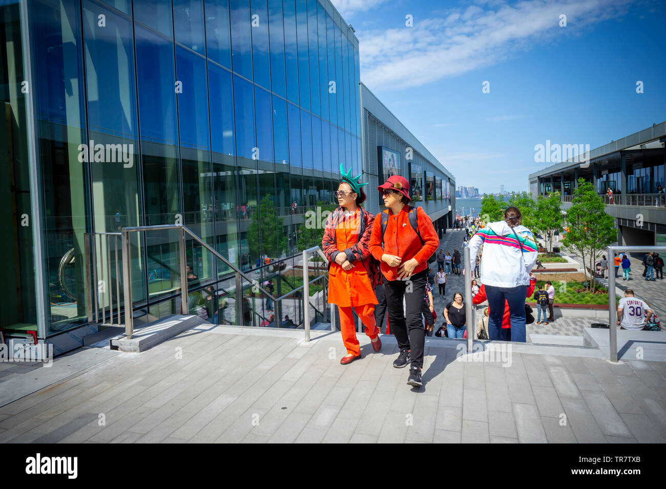Shopping in der neu eröffneten Empire Outlets Mall in Staten Island in New York am Samstag, den 25. Mai 2019. Empire Outlets ist das erste Outlet Mall innerhalb der fünf Boroughs von New York ein Dis befindet sich nur ein paar Schritte von der Staten Island Ferry Terminal. (© Richard B. Levine) Stockfoto