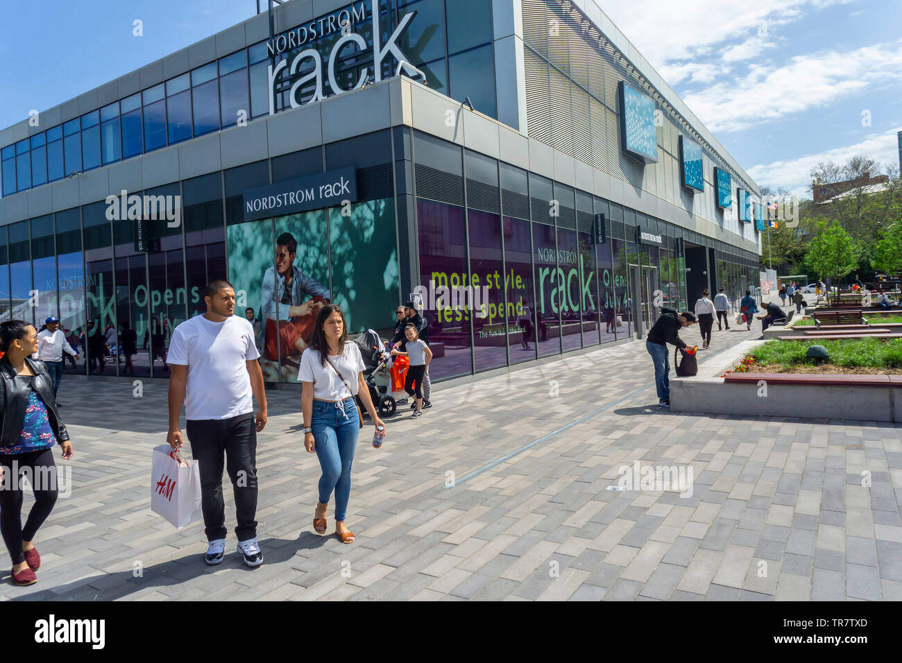 Shopping in der neu eröffneten Empire Outlets Mall in Staten Island in New York am Samstag, den 25. Mai 2019. Empire Outlets ist das erste Outlet Mall innerhalb der fünf Boroughs von New York ein Dis befindet sich nur ein paar Schritte von der Staten Island Ferry Terminal. (© Richard B. Levine) Stockfoto