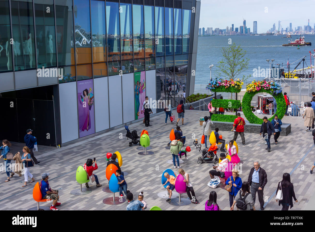 Shopping in der neu eröffneten Empire Outlets Mall in Staten Island in New York am Samstag, den 25. Mai 2019. Empire Outlets ist das erste Outlet Mall innerhalb der fünf Boroughs von New York ein Dis befindet sich nur ein paar Schritte von der Staten Island Ferry Terminal. (© Richard B. Levine) Stockfoto