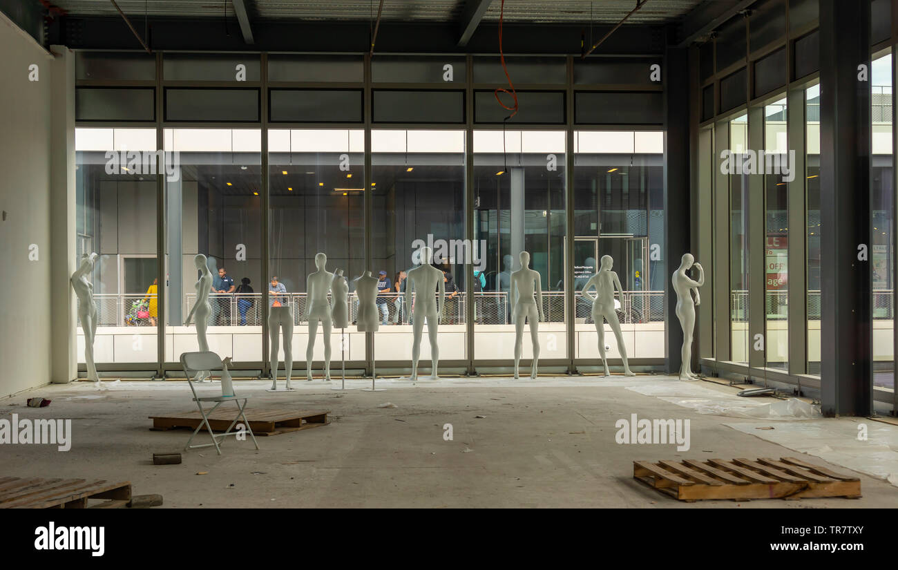 Ungeöffnete speichert im neu eröffneten Empire Outlets Mall in Staten Island in New York am Samstag, den 25. Mai 2019. Empire Outlets ist das erste Outlet Mall innerhalb der fünf Boroughs von New York ein Dis befindet sich nur ein paar Schritte von der Staten Island Ferry Terminal. (© Richard B. Levine) Stockfoto