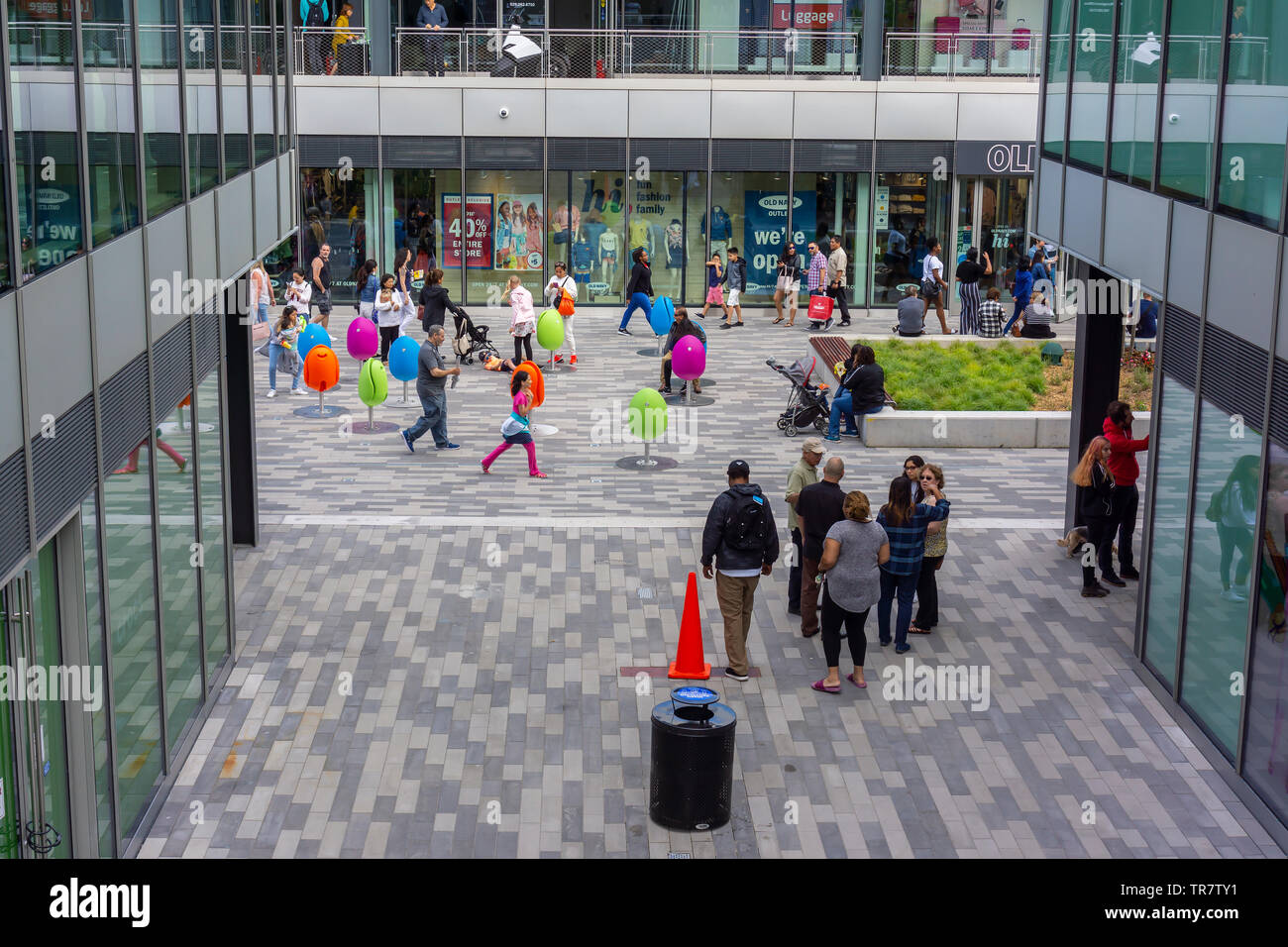 Shopping in der neu eröffneten Empire Outlets Mall in Staten Island in New York am Samstag, den 25. Mai 2019. Empire Outlets ist das erste Outlet Mall innerhalb der fünf Boroughs von New York ein Dis befindet sich nur ein paar Schritte von der Staten Island Ferry Terminal. (© Richard B. Levine) Stockfoto