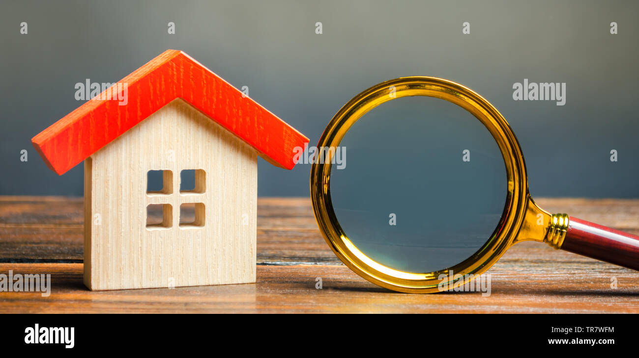 Miniatur Holz- haus und Lupe. Home Bewertung. Immobilienbewertung. Die Wahl des Standorts für den Bau. Haus Konzept suchen. Meer Stockfoto
