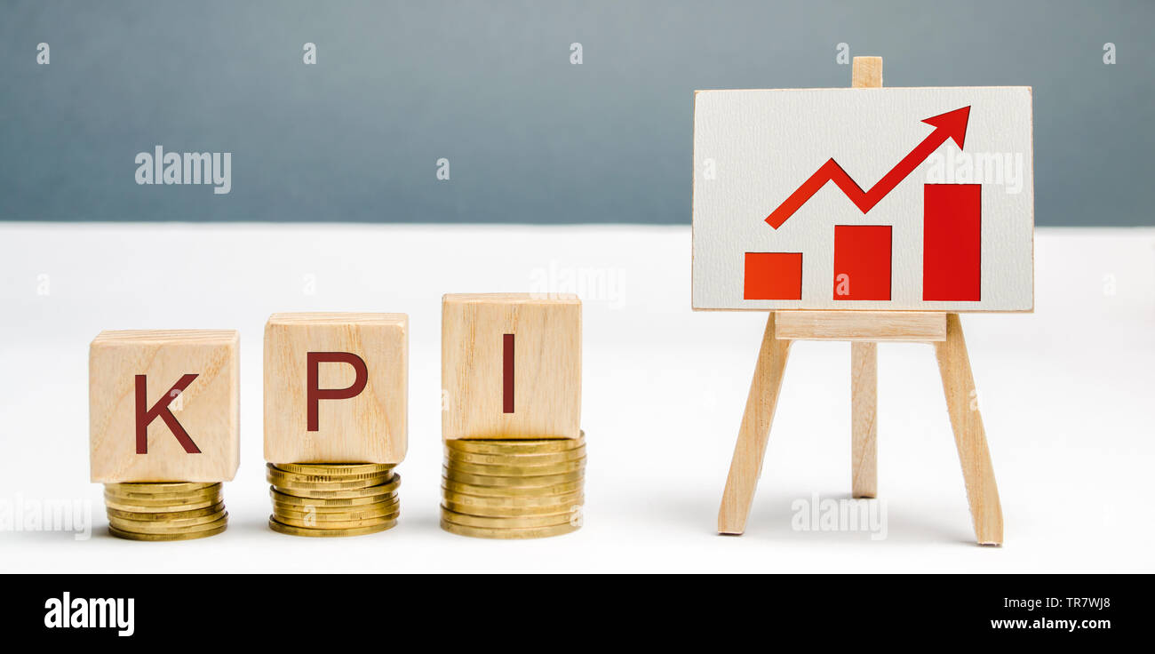 Holzblöcke mit dem Wort KPI, die Grafik mit einem Pfeil nach oben. Key Performance Indikator. Die Planung und Implementierung einer Unternehmensstrategie. Kontrolle der Busi Stockfoto
