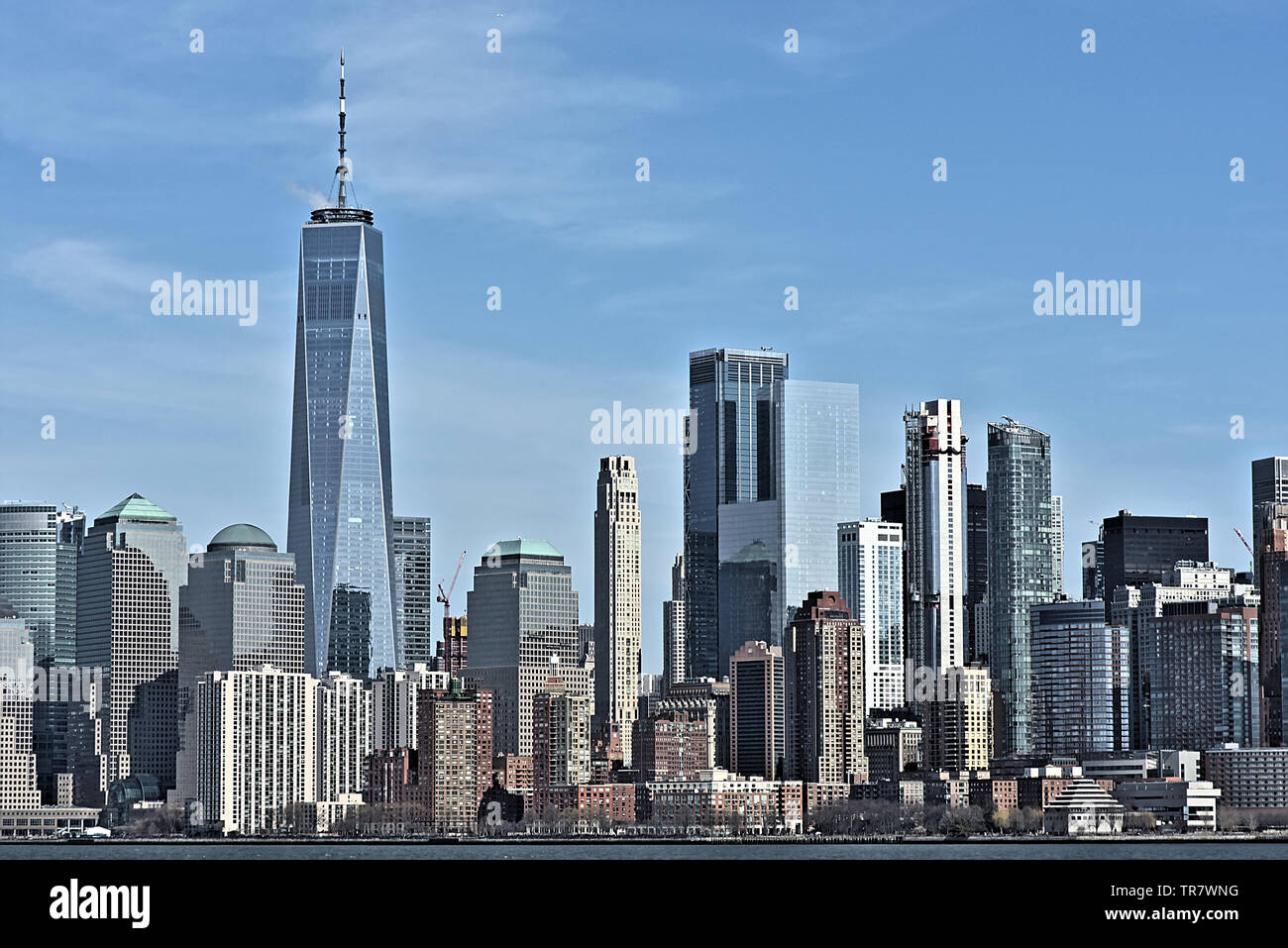 Blick auf Lower Manhattan Financial District Skyline mit Hudson River im Vordergrund in New York City Stockfoto