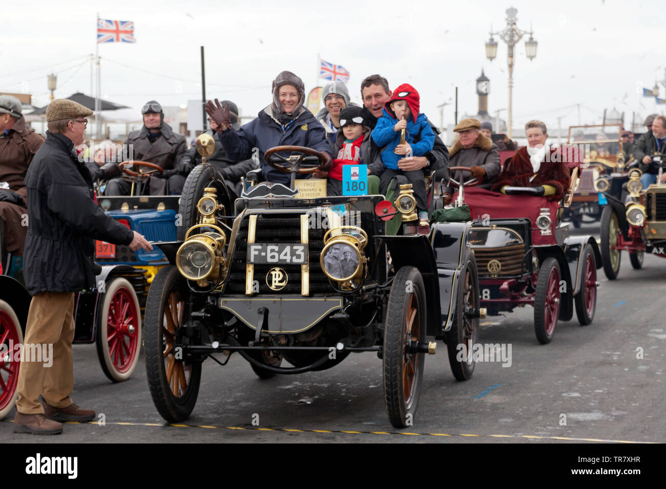 Frau Sarah Tunnicliffe fahrt Ihr 1902 Panhard Et Levassor, über die Ziellinie der London 2018 nach Brighton Veteran Car Run Stockfoto