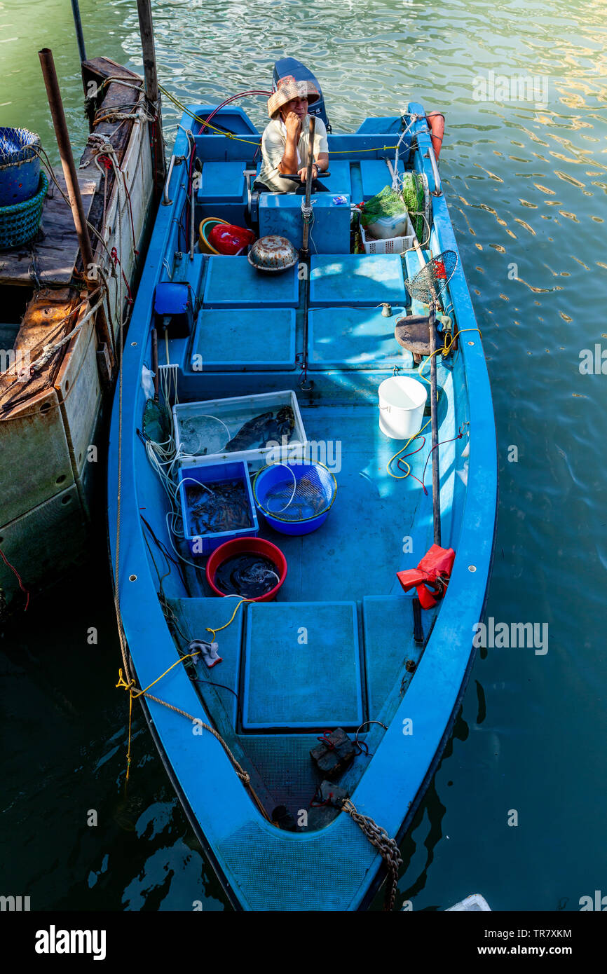 Ein Schiffer wartet auf Passagiere, das Fischerdorf Tai O, Hongkong, China Stockfoto