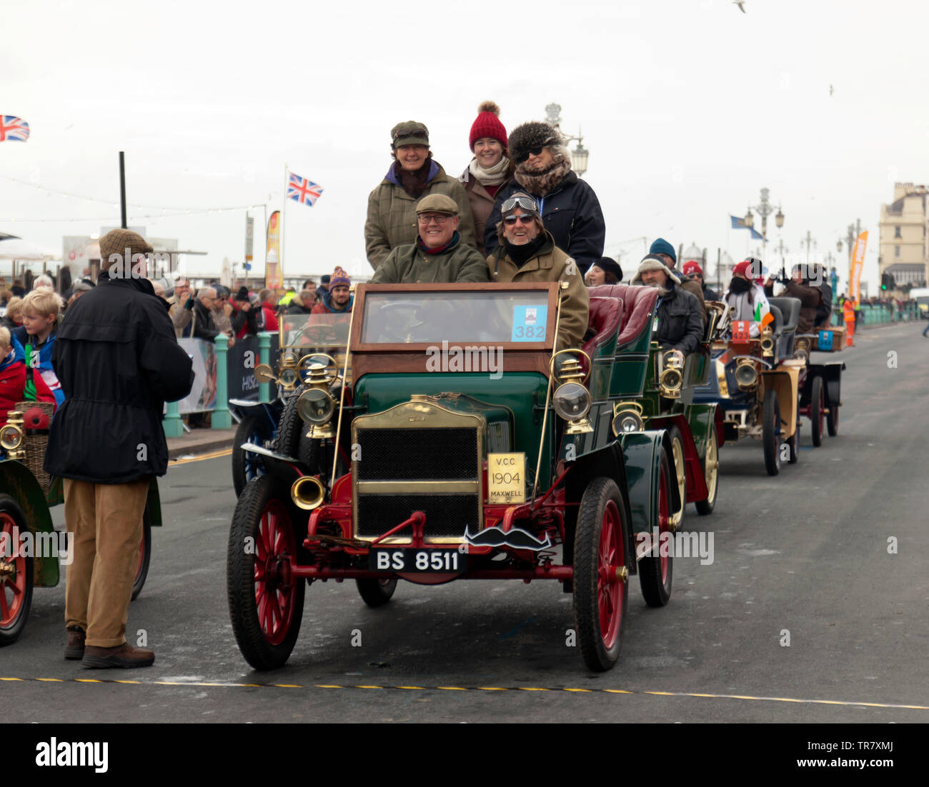 Herr Andrew Bailey und seine Passagiere feiern, nachdem die 2018 London beenden um Brighton Veteran Car Run in einem 1904 Maxwell Stockfoto