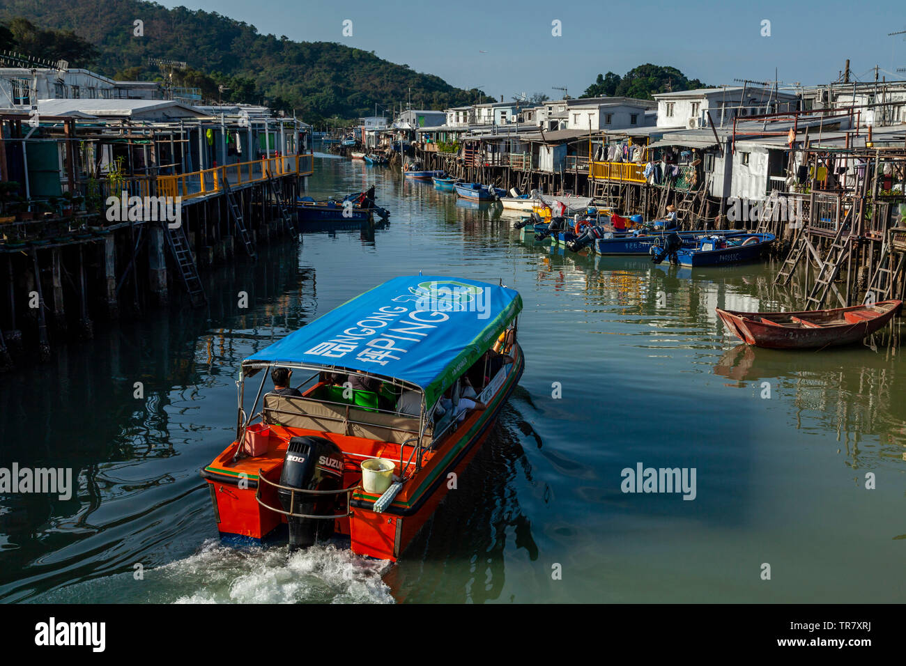 Touristen, eine Schifffahrt auf dem Fluss Tai O, das Fischerdorf Tai O, Hongkong, China Stockfoto