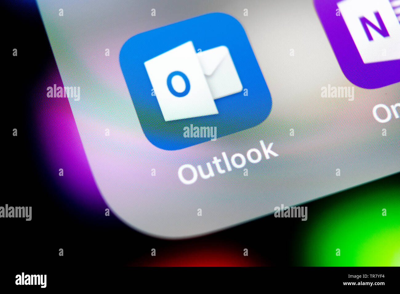 Sankt-Petersburg, Russland, 10. August 2018: Microsoft Outlook office Symbol auf Apple iPhone X-close-up. Microsoft Outlook Symbol der App. Mic Stockfoto