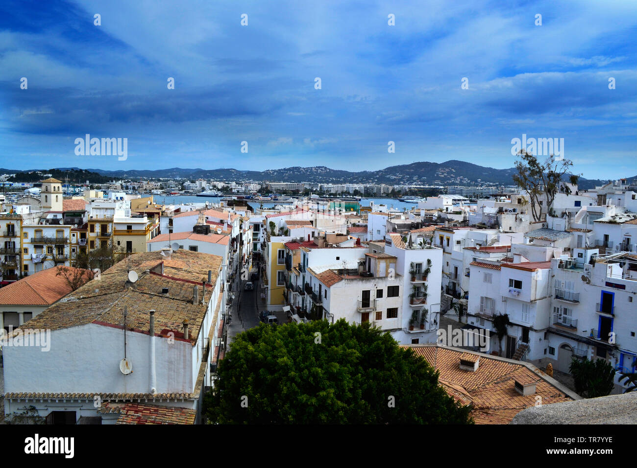 Ibiza gehört die Balearischen Inseln, eine spanische Inselgruppe im Mittelmeer. Die Insel ist besonders für das pulsierende Nachtleben auf Ibiza bekannt. Stockfoto