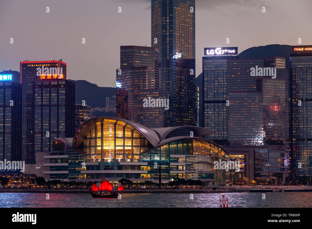 Die Skyline von Hongkong gesehen von der Promenade, Kowloon, Hong Kong, China Stockfoto