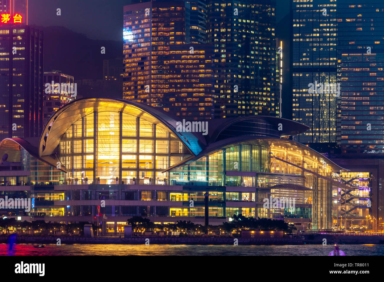 Das Hong Kong Convention und Exhibition Centre und das Hong Kong Skyline gesehen von der Promenade, Kowloon, Hong Kong, China Stockfoto