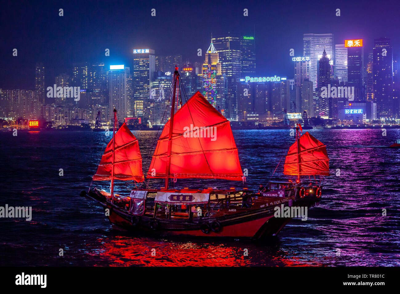 Ein traditionelles Junk-Boot und die Skyline von Hongkong gesehen von der Promenade, Kowloon, Hong Kong, China Stockfoto