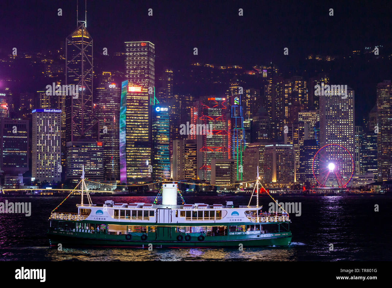 Der Star Fähren Hafenrundfahrt Boot und Hong Kong Skyline gesehen von der Promenade, Kowloon, Hong Kong, China Stockfoto