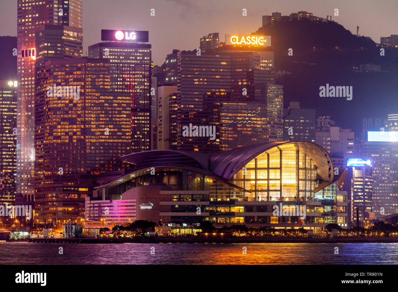 Das Hong Kong Convention und Exhibition Centre und das Hong Kong Skyline gesehen von der Promenade, Kowloon, Hong Kong, China Stockfoto