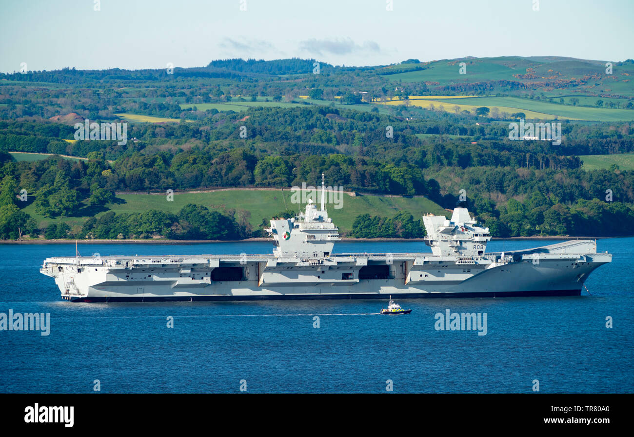 Rosyth, Schottland, Großbritannien. 22. Mai 2019. Flugzeugträger HMS Queen Elizabeth günstig aus Rosyth in den Fluss Forth gestern nach Verlassen von trockenen Dock nach einem Stockfoto