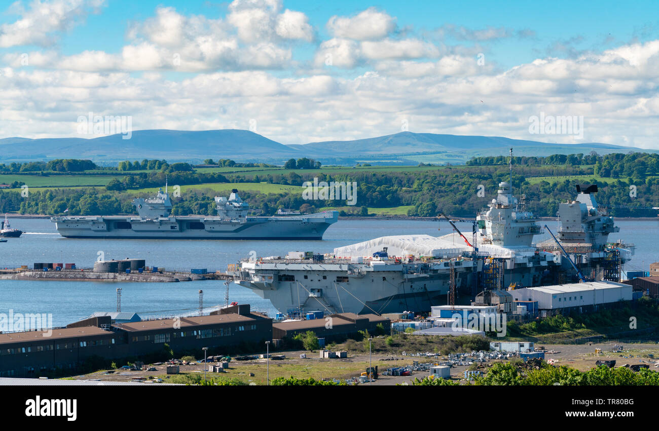 Flugzeugträger HMS Queen Elizabeth günstig aus Rosyth in Fluss Forth gestern nach Verlassen von trockenen Dock nach anbringen. HMS Prince of Wales im Vordergrund Stockfoto