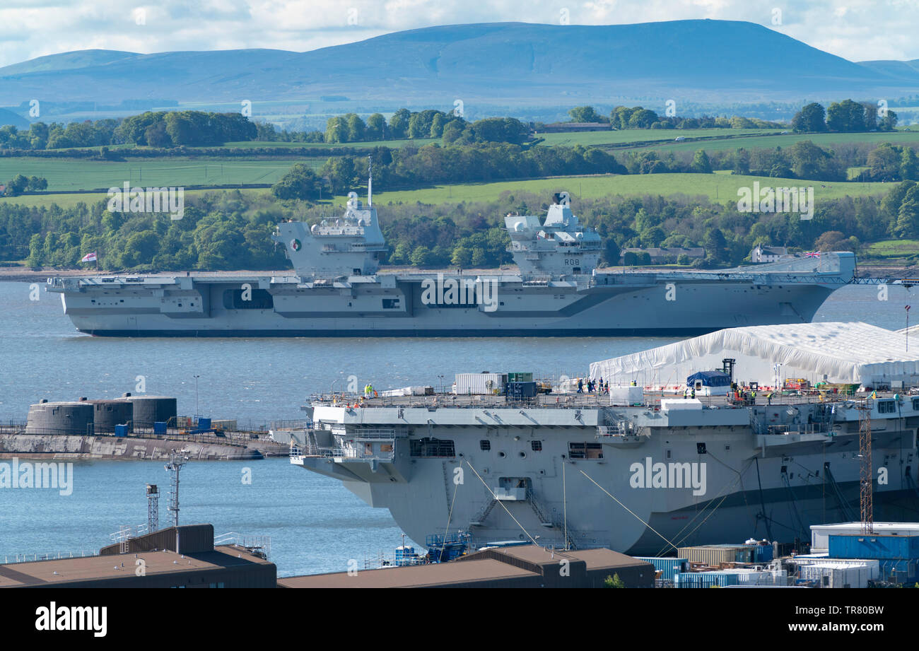 Flugzeugträger HMS Queen Elizabeth günstig aus Rosyth in Fluss Forth gestern nach Verlassen von trockenen Dock nach anbringen. HMS Prince of Wales im Vordergrund Stockfoto