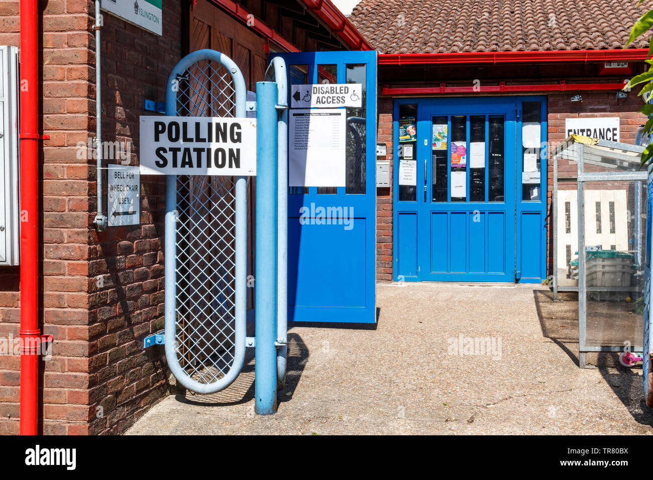 Ein Wahllokal in einem örtlichen Einkaufszentrum in Islington, London, UK Stockfoto