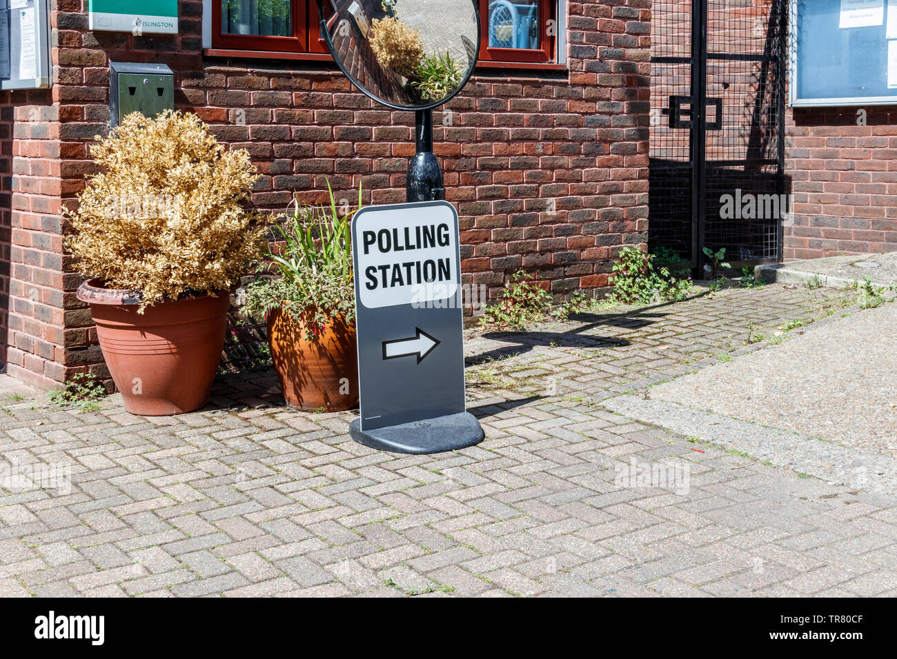 Ein Wahllokal in einem örtlichen Einkaufszentrum in Islington, London, UK Stockfoto