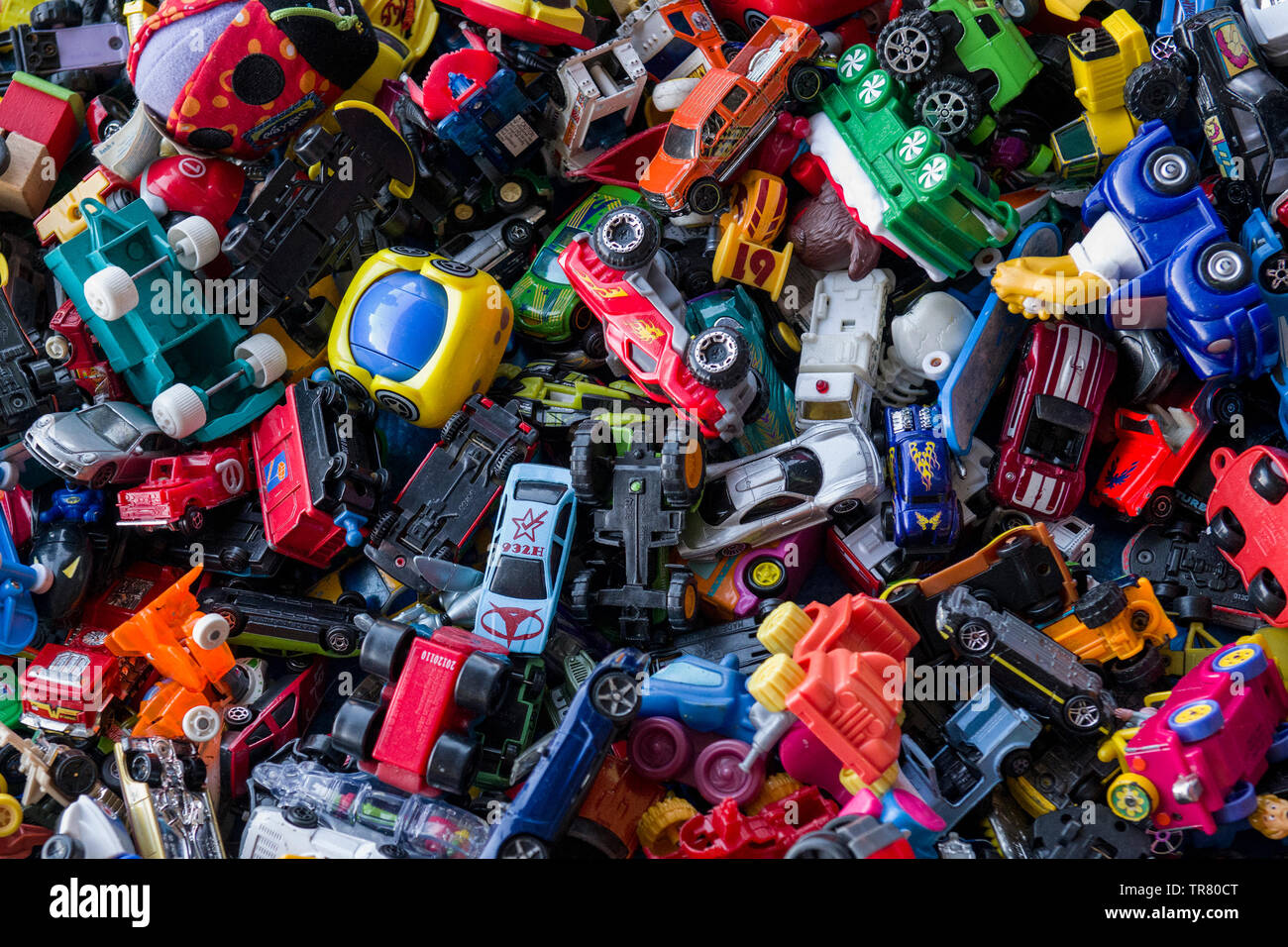 Durcheinander geratene Haufen von kleinen Spielzeugautos Stockfoto