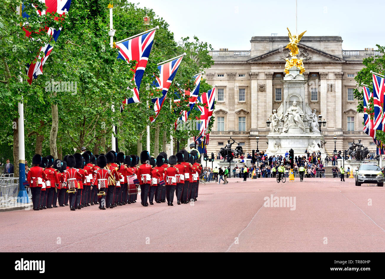 London, England, UK. Horse Guards marschieren zum Buckingham Palace für die Wachablösung Stockfoto