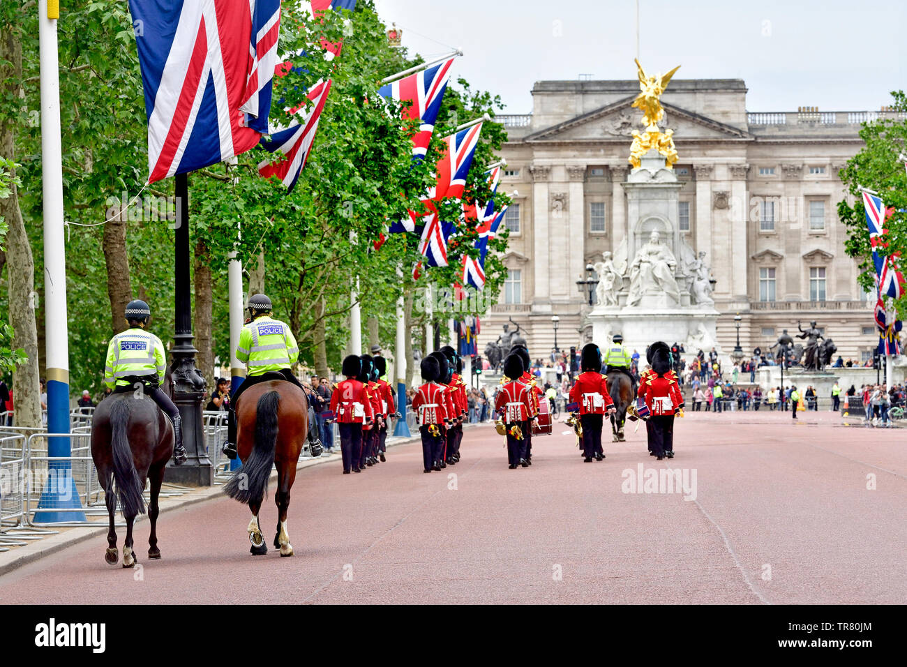 London, England, UK. Horse Guards marschieren zum Buckingham Palace für die Wachablösung, gefolgt von der berittenen Polizei Stockfoto