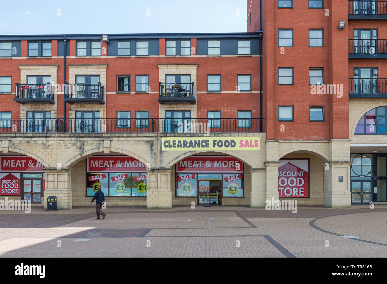 Rabatt Lebensmittel Shop im Marktplatz, Wolverhampton mit Ferienwohnungen oben Stockfoto