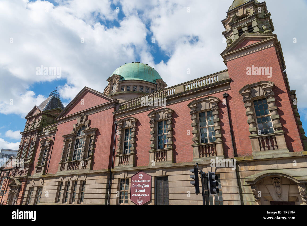 Die Methodistische Zentrum in Darlington Street, Wolverhampton, UK ist ein großen barocken Stil Gebäude mit einer halbkugelförmigen Kuppel aus Kupfer Stockfoto