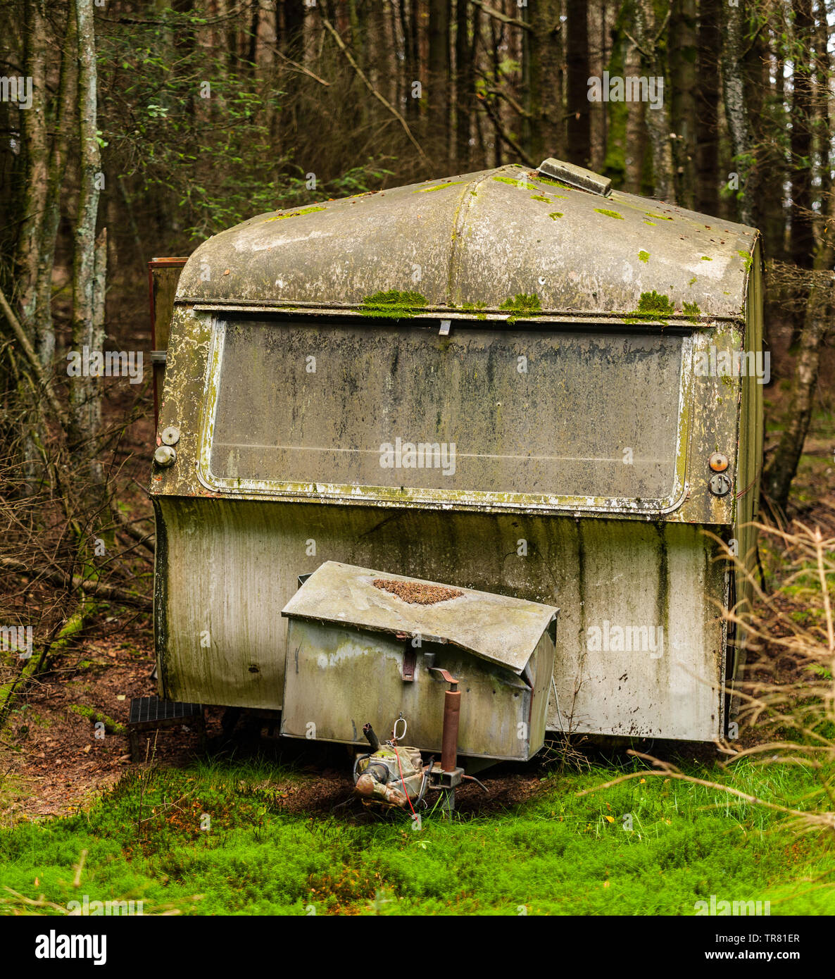 Ein verlassener Wohnwagen mitten im Wald. Stockfoto