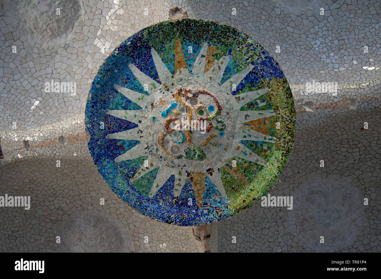 Decke-Mosaik in der Hypostylon Zimmer, Park Güell, Barcelona, Spanien Stockfoto