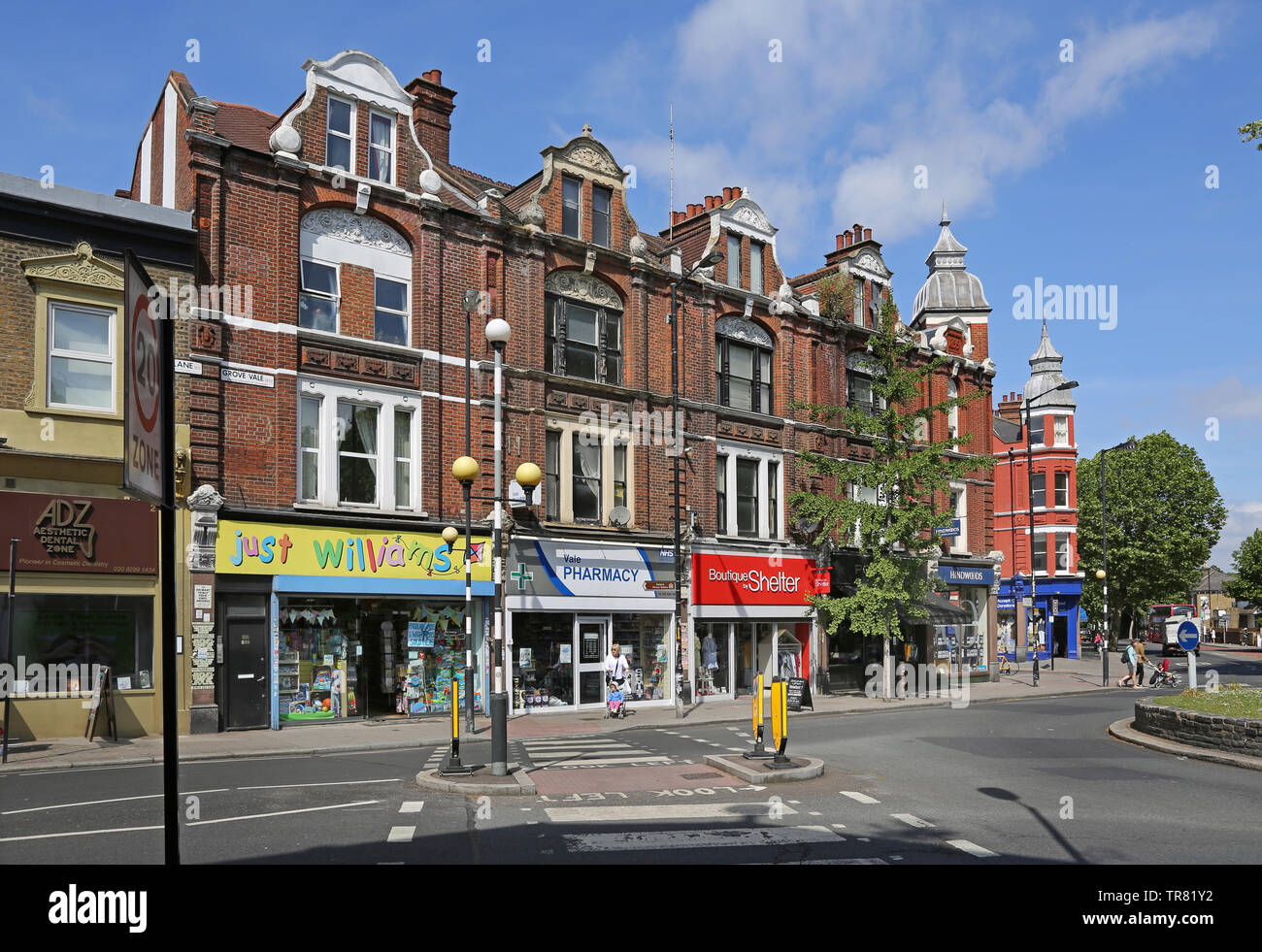 Klein, idependant Geschäfte auf Herrschaft Lane im East Dulwich, South London, UK. Zeigt Kreuzung mit Grove Vale. Stockfoto