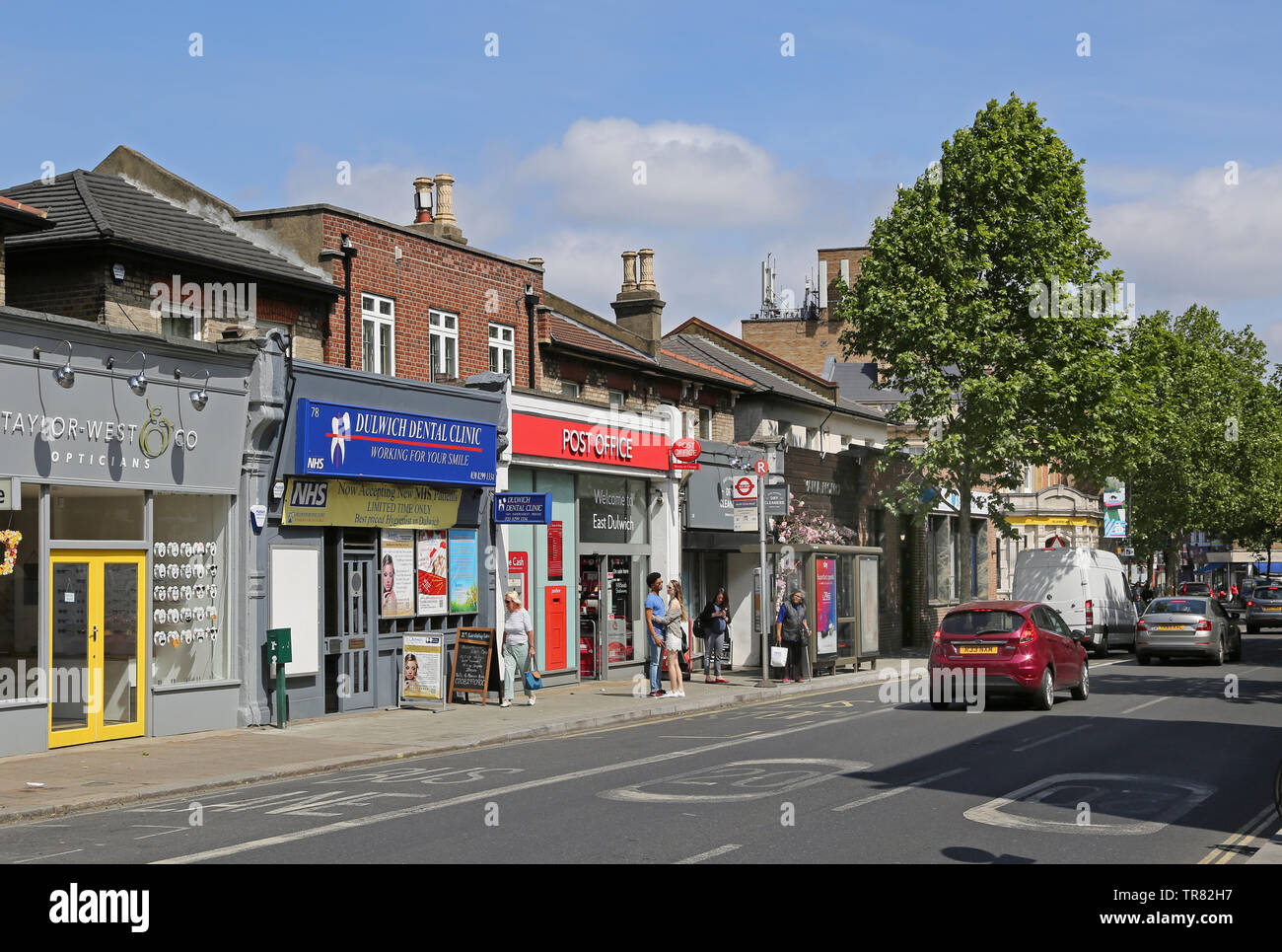 Die neu renovierten East Dulwich Post auf Herrschaft Lane, London. Zeigt kleine Geschäfte auf beiden Seiten in dieser geschäftigen lokale High Street. Stockfoto