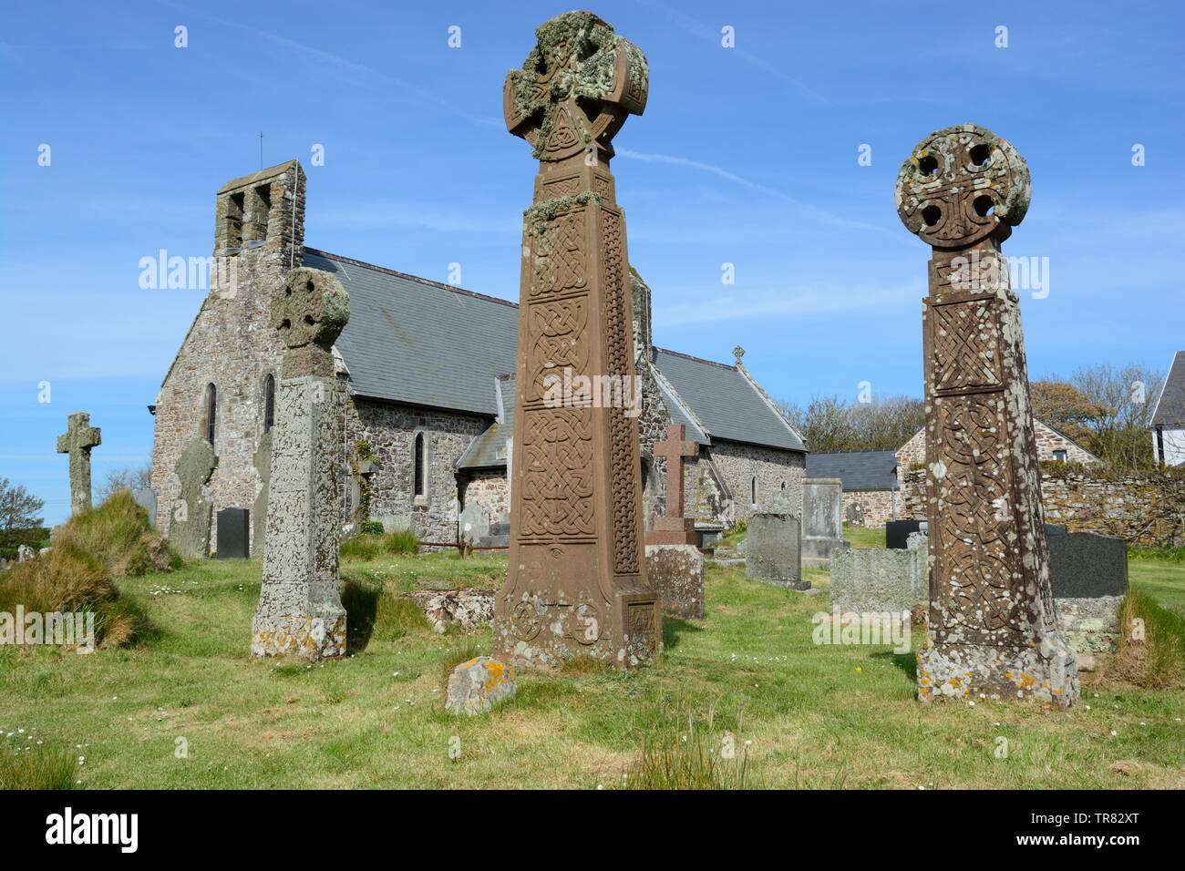 Keltische Kreuze auf dem Friedhof der hl. Birgitta Kirche St. Brides Pembrokeshire Wales Cymru GROSSBRITANNIEN Stockfoto