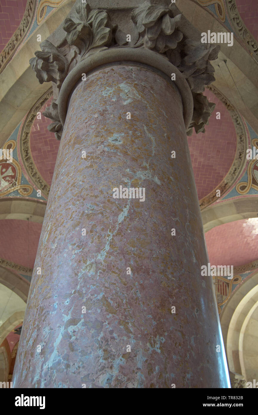 Rosa Säule im Hospital de Sant Pau, Barcelona, Spanien Stockfoto