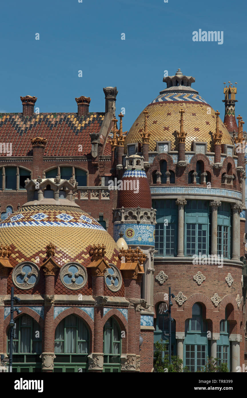 Bunt verziert Dach und Gebäude o Hospital de Sant Pau, Barcelona, Spanien Stockfoto