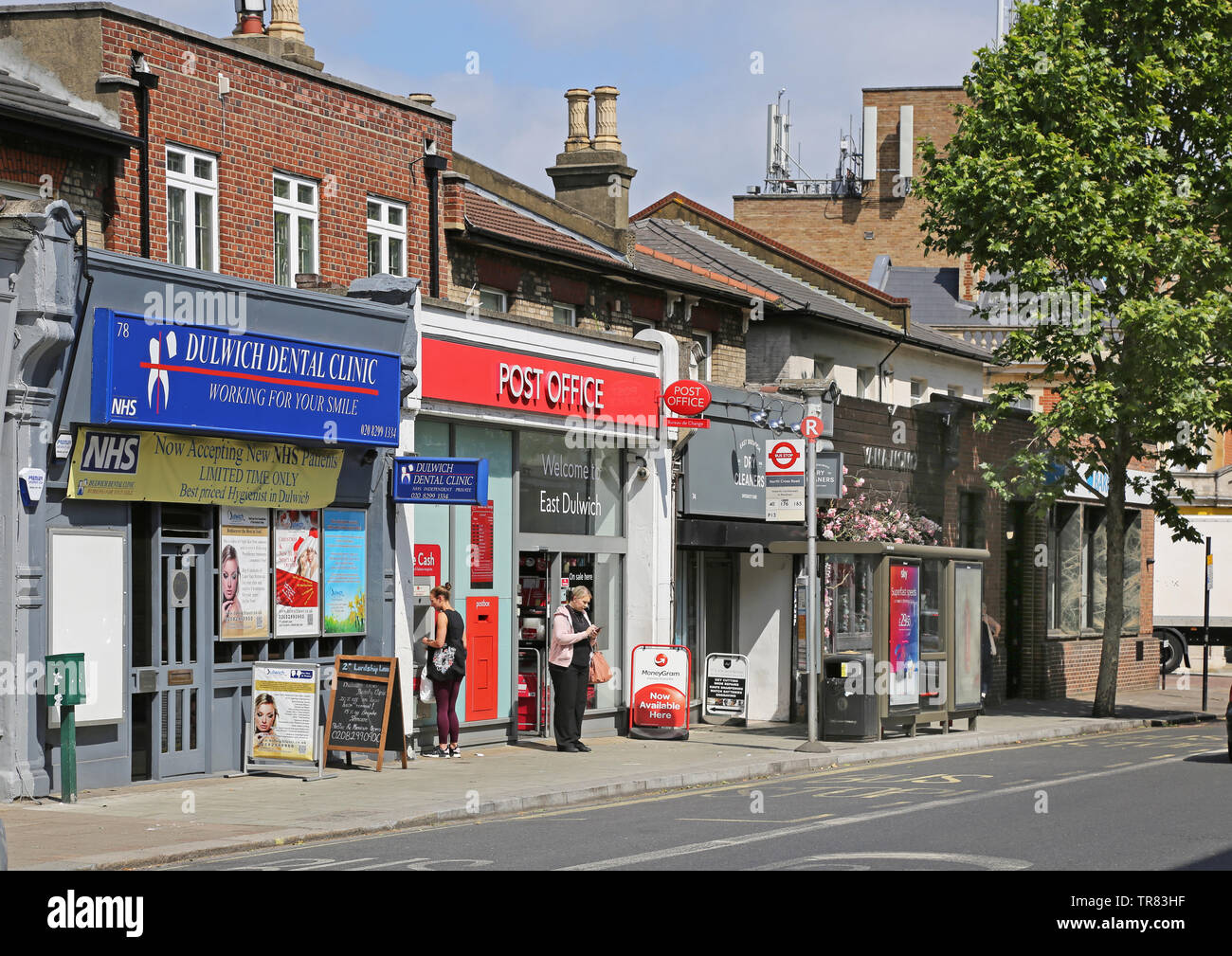 Die neu renovierten East Dulwich Post auf Herrschaft Lane, London. Zeigt kleine Geschäfte auf beiden Seiten in dieser geschäftigen lokale High Street. Stockfoto