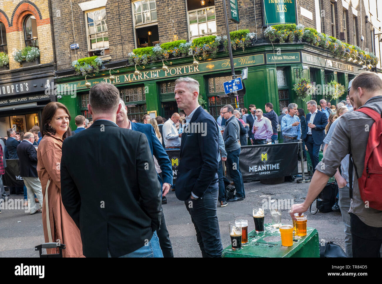 TRINKEN NACH DER ARBEIT ARBEITER STRASSENPFLASTER TERRASSE ÜBERFÜLLT London City Arbeiter nach Geschäftszeiten Trinken draußen im Borough Market London, Treffen im Freien Lifestyle Alkohol Getränke Kultur, Frühling Sommer Erholung nach der Arbeit Lifestyle Entspannung Entspannen und Entspannen Stockfoto