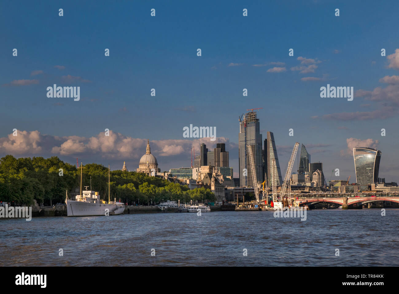 London Financial Center vista Stadtbild mit baukräne Saint Paul's und die Themse von der Themse Pendler boot London UK gesehen Stockfoto