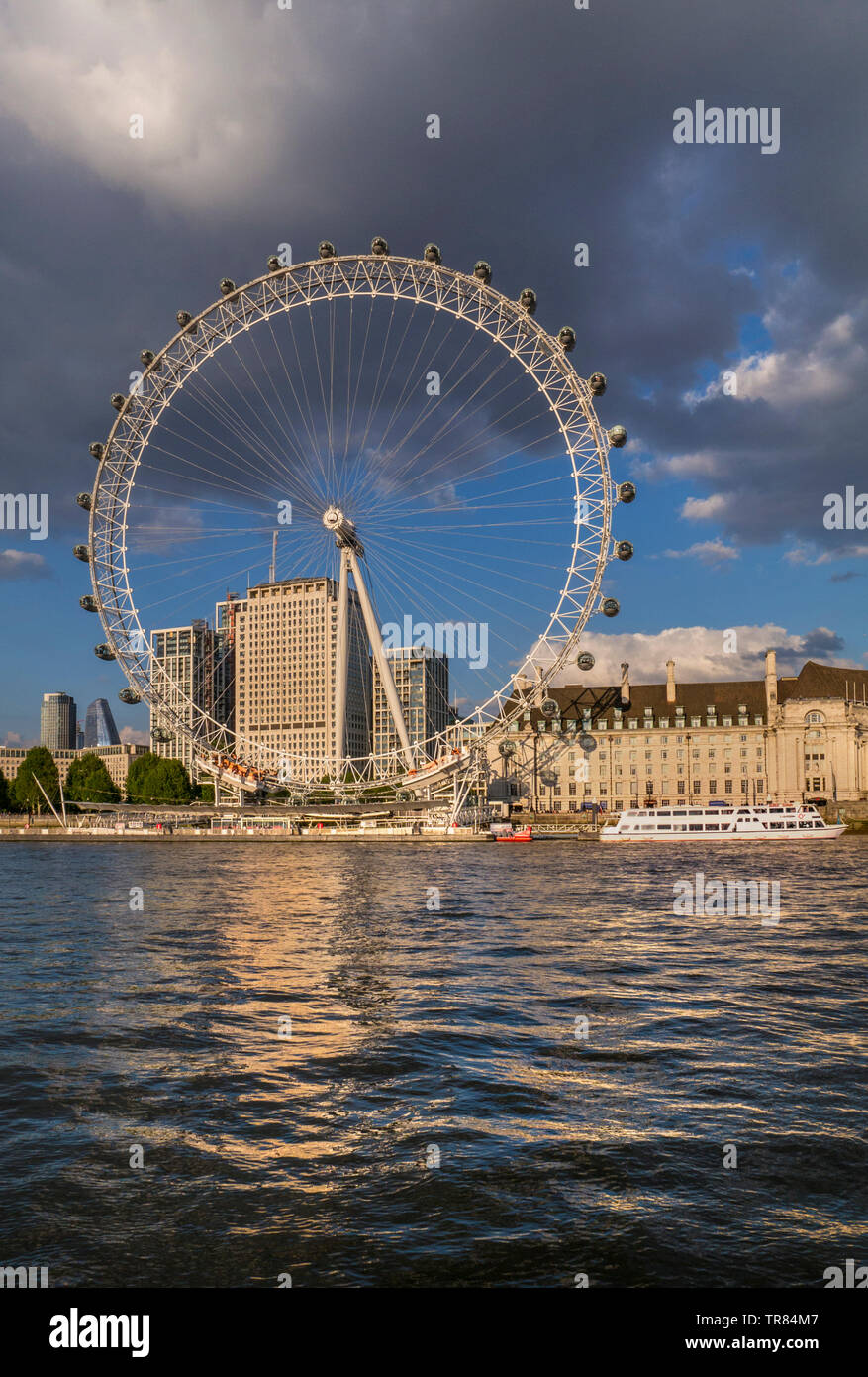 Das London Eye, Marriott County Hall und Shell HQ vom Westminster Pier Victoria Embankment in Themse Westminster London England UK wider Stockfoto