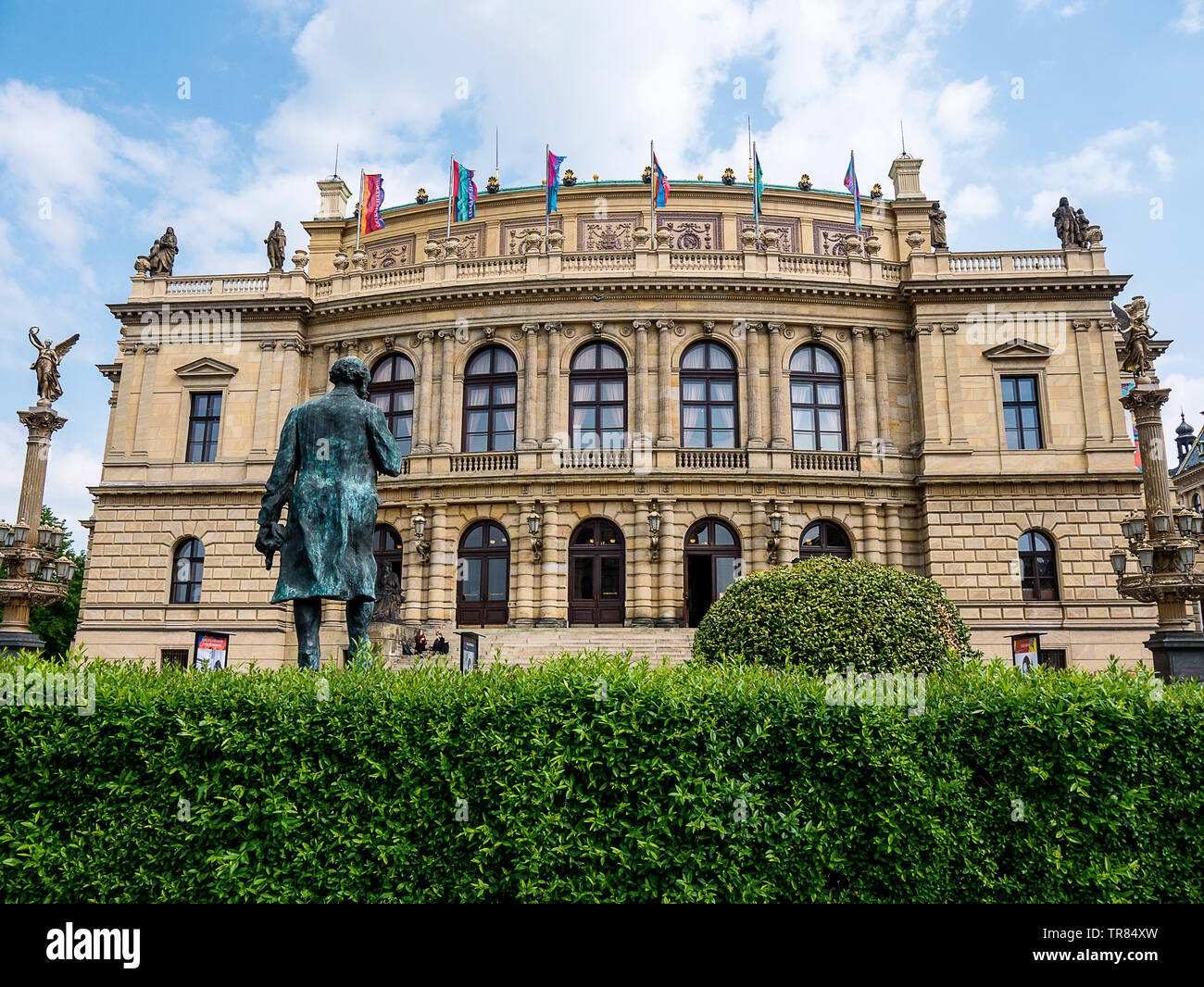 Rudolfinum ist einer der wertvollsten architektonischen Prager Denkmäler. Das Neo-Renaissance Gebäude liegt am Ufer des Flusses Vltava Stockfoto