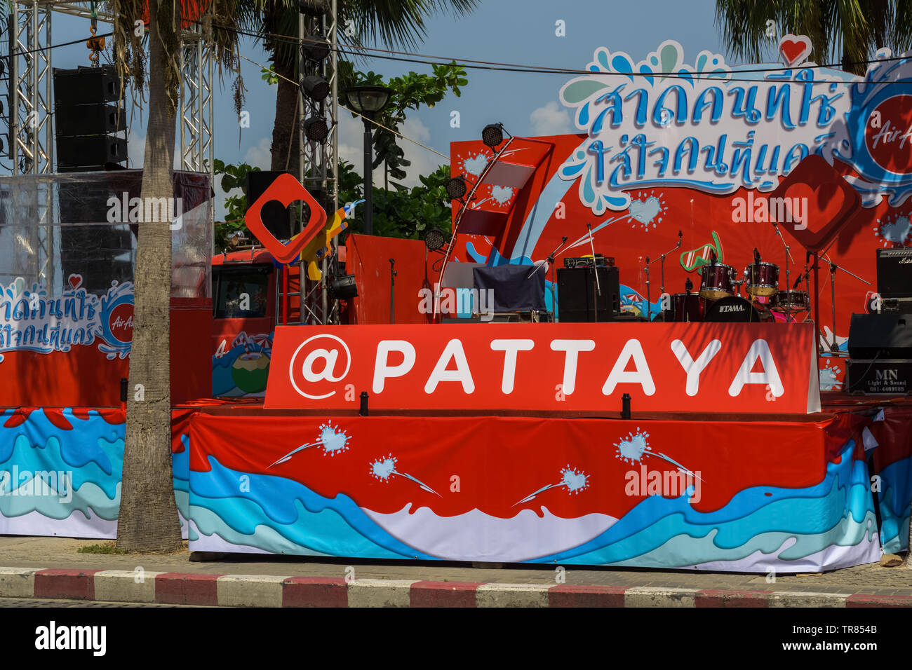 PATTAYA, THAILAND - APRIL 19,2019: beachroad Dies war eine kleine Bühne gegenüber des Central Festival Einkaufszentrum. Es war der letzte Tag der Songkran und ther Stockfoto