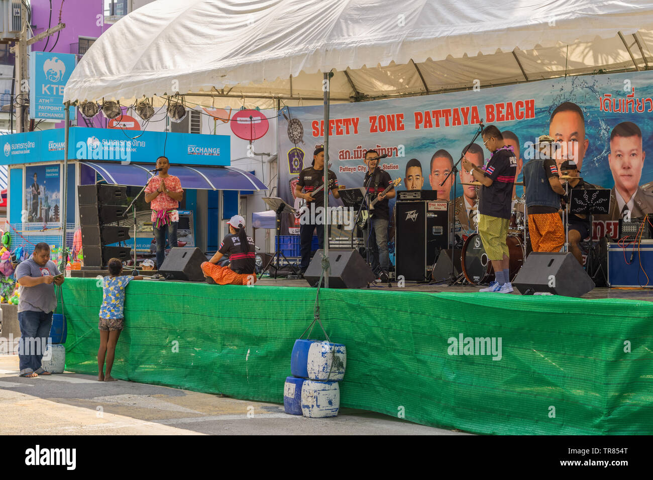 PATTAYA, THAILAND - APRIL 19,2019: Beachroad eine Band spielte auf einer kleinen Bühne, die vor der Polizeistation war. Stockfoto